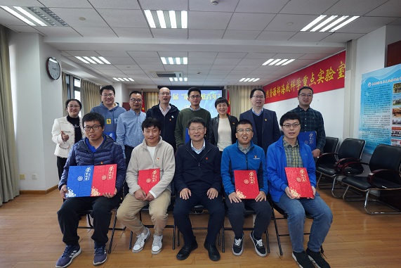 获奖人员与领导合影.jpg